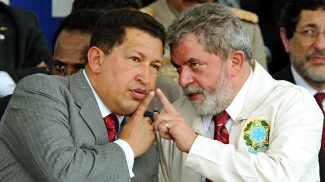 Hugo Chávez e Lula durante cerimônia de inauguração de uma refinaria de petróleo montada em acordo dos dois países no Recife