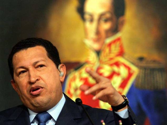 Chávez concede entrevista no palácio de Miraflores, em Caracas, tendo quadro de Simon Bolívar ao fundo