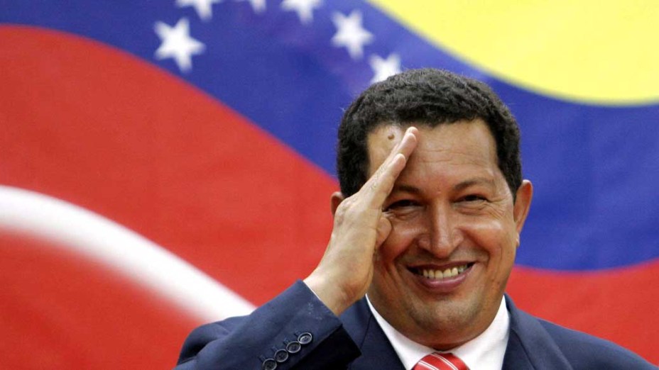 Hugo Chávez em frente a bandeira da Venezuela no Panamá