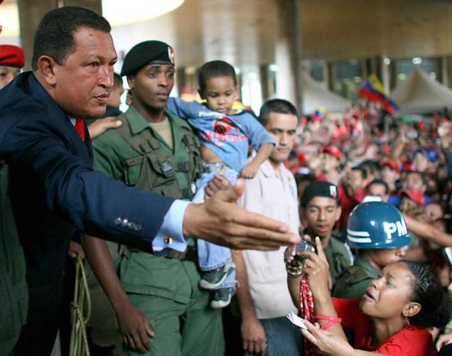 Hugo Chávez no Conselho Eleitoral Nacional após sua reeleição em Caracas, Venezuela, em 05/12/2006