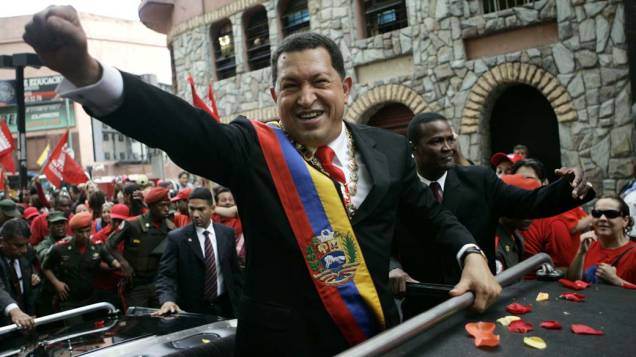 Hugo Chávez durante desfile a caminho do congresso após ser reeleito em Caracas, Venezuela, em 10/01/2007