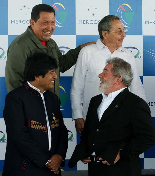 Hugo Chávez, Raul Castro, Evo Morales e Lula durante reunião de Cúpula Extraordinária da Unasul e da Cúpula da América Latina e do Caribe sobre Integração e Desenvolvimento na Costa do Sauípe, Bahia