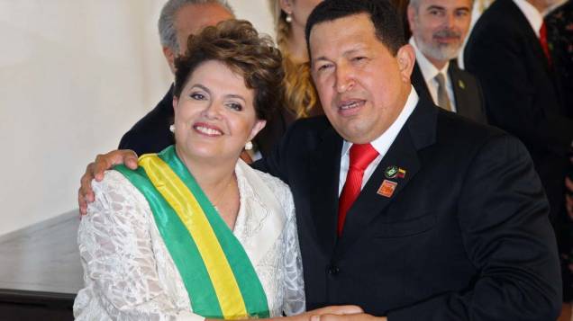 Hugo Chávez durante posse da presidente Dilma em Brasília, em janeiro de 2010