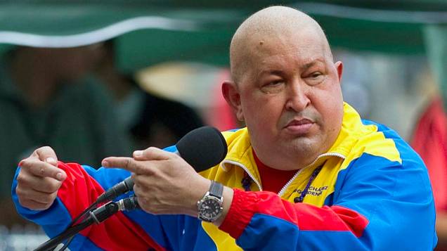 Hugo Chávez discursa em Caracas, em novembro de 2011, depois de se submeter a tratamento de quimioterapia