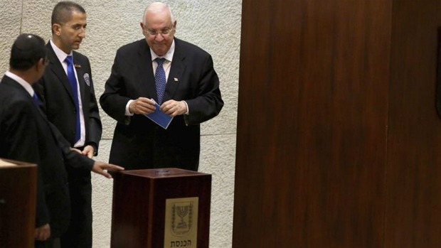 Reuven Rivlin deposita seu voto no Parlamento de Israel