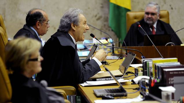 O ministro Ricardo Lewandowski durante julgamento do mensalão, em 04/10/2012