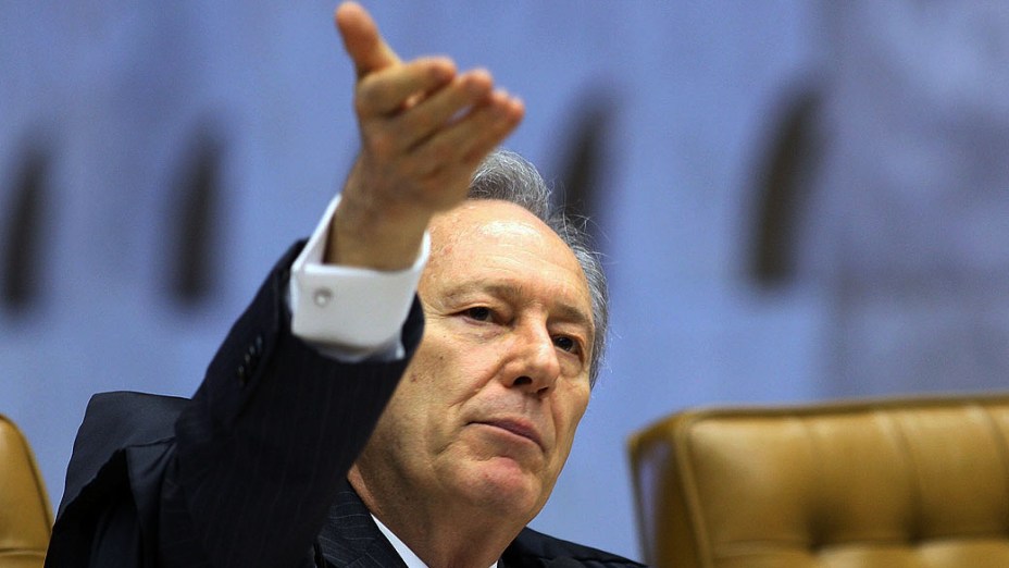 O ministro Ricardo Lewandowski durante julgamento do mensalão, em 04/10/2012