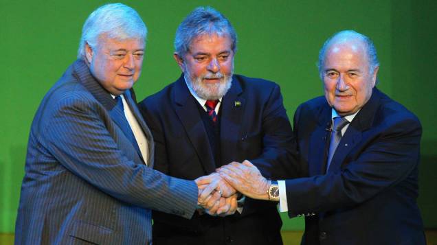 Ricardo Teixeira, o ex-presidente Lula e o presidente da Fifa Joseph Blatter durante evento promovendo a Copa do Mundo 2014