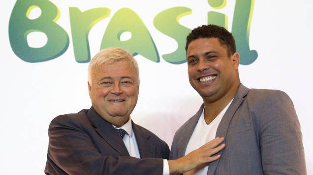 Ricardo Teixeira, ao lado do ex-jogador Ronaldo, em apresentação sobre a Copa do Mundo de 2014
