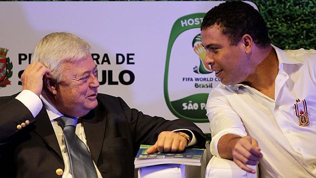 Ricardo Teixeira, presidente da CBF, e o ex-jogador Ronaldo (à dir.)