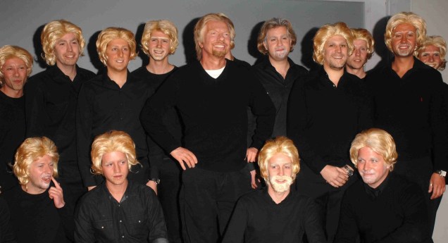 Richard Branson, da companhia aérea Virgin, já se fantasiou até como ele próprio, em um concurso de sósias do empresário