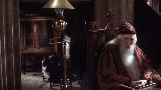 Para muitos fãs, Richard Harris correspondia exatamente a descrição que J.K. Rowling fez de <em>Alvo Dumbledore</em>, em seus livros. O ator irlandês fez o papel do diretor de Hogwarts nos dois primeiros filmes da série (<em>A Pedra Filosofal</em> e <em>A Câmara Secreta</em>). Harris faleceu em decorrência da Doença de Hodgkin, em 2002.