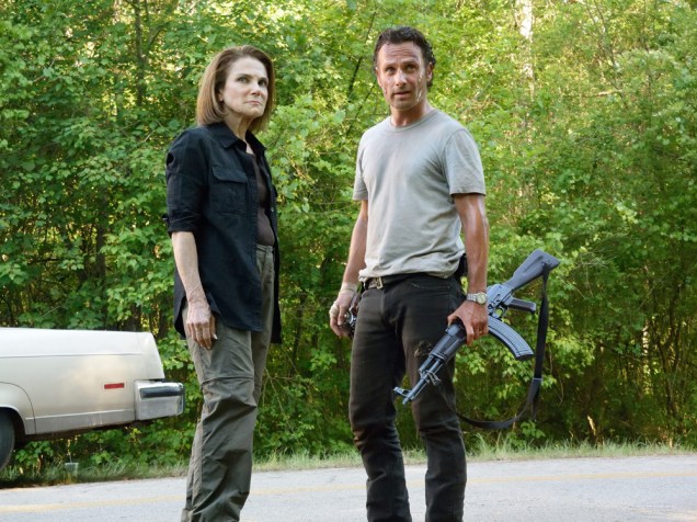 Rick Grimes (Andrew Lincoln) e Deanna Monroe (Tovah Feldshuh) na sexta temporada de The Walking Dead