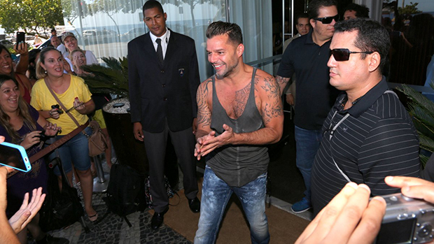 Ricky Martin na saída do hotel no Rio de Janeiro
