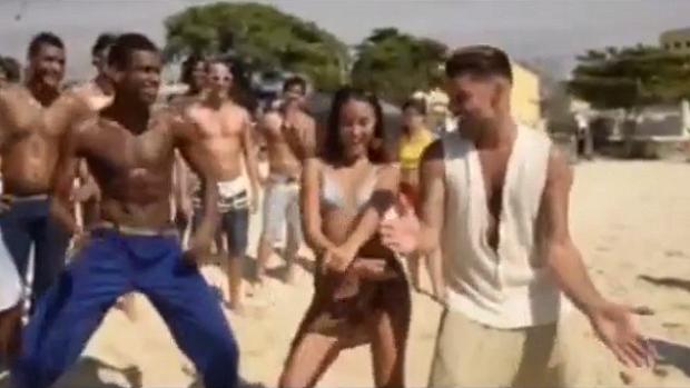 Ricky Martin a coreografia da música Lepo Lepo, hit do verão
