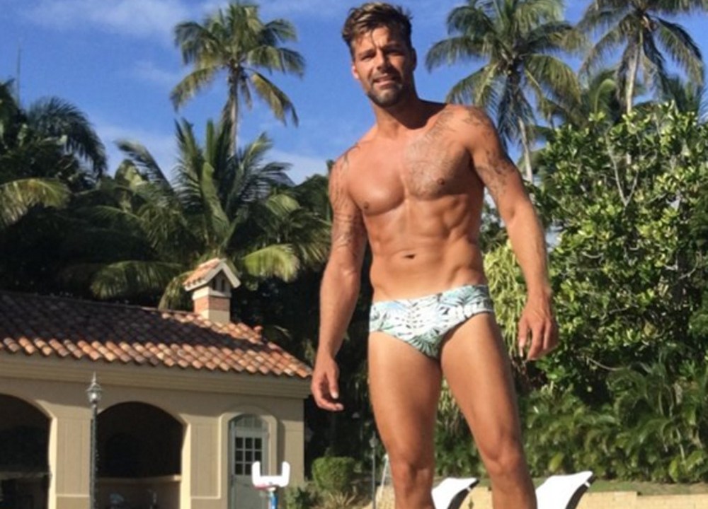 Ricky Martin exibe tanquinho em redes sociais