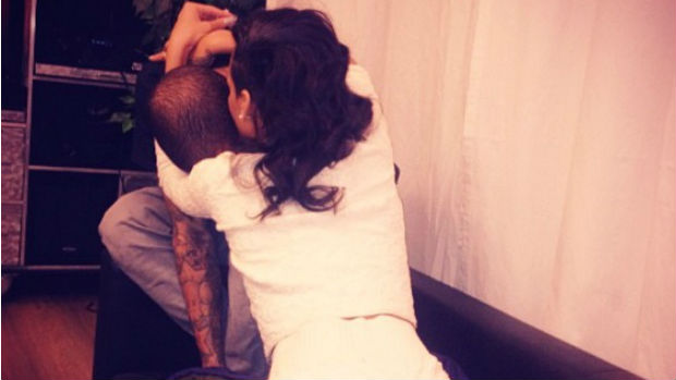 Rihanna abraça Chris Brown em foto publicada no Twitter