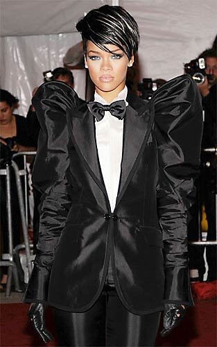 Em maio, Rihanna chamou atenção ao chegar a um evento de moda com esse terno.