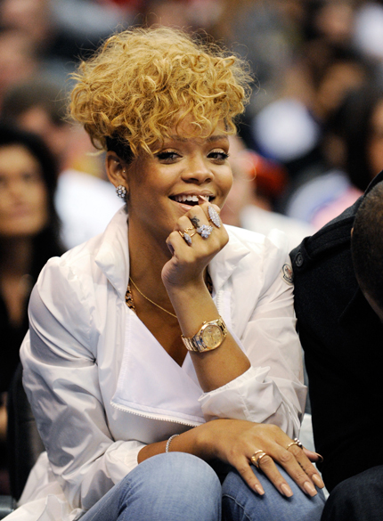 Rihanna assistindo partida de basquete, em 2010