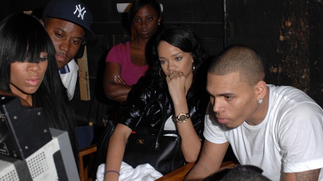 Rihanna nos bastidores da gravação do clipe de Chris Brown, em 2007
