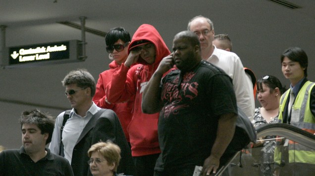 Rihanna e Chris Brown em aeroporto da Austrália, em 2008