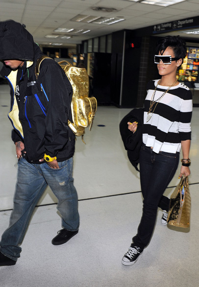 Rihanna e Chris Brown em aeroporto de Miami, em 2008