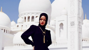 Rihanna faz ensaio em mesquita
