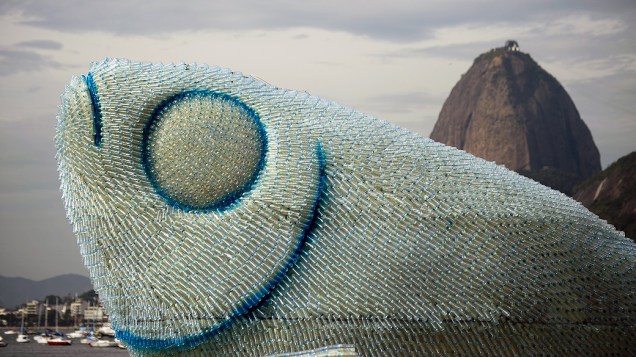 Peixes feitos com garrafas plásticas de agua mineral enfeitam a praia de Botafogo, na Zona Sul do Rio
