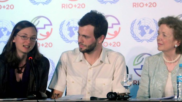 A suéca Sara Svensson, o brasileiro Pedro Telles e a ex-presidente da Irlanda Mary Robinson, na conferência The Elders e os Youngers" durante a Rio+20a