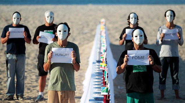 Apoiadores da ONG Rio de Paz fazem ato contra fome mundial na praia de Copacabana durante a Rio+20