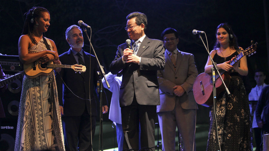 O secretário-geral da Rio+20, Sha Zukang, com o ministro Antonio PAtriota em segundo plano, comanda a festa que encerrou o primeiro dia da conferência