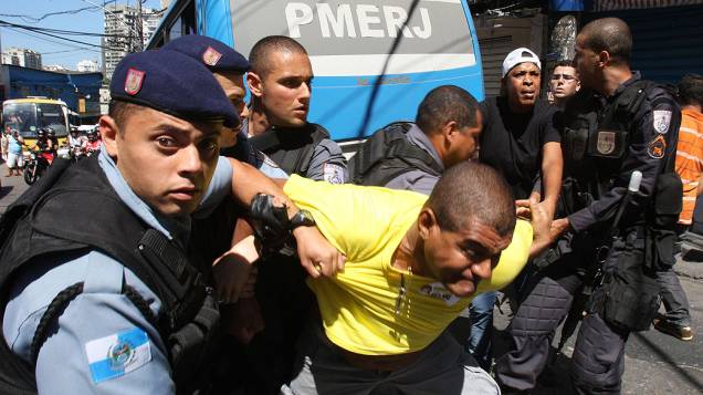 Homem é detido por policiais militares no Rio de Janeiro