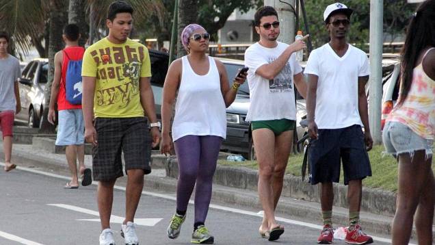 Rio: Gaby Amarantos caminha com amigos na orla de Ipanema
