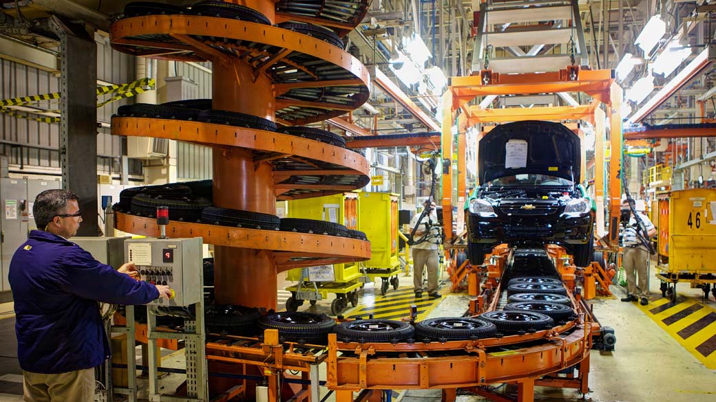 Linha de montagem na fábrica da General Motors, no Rio Grande do Sul