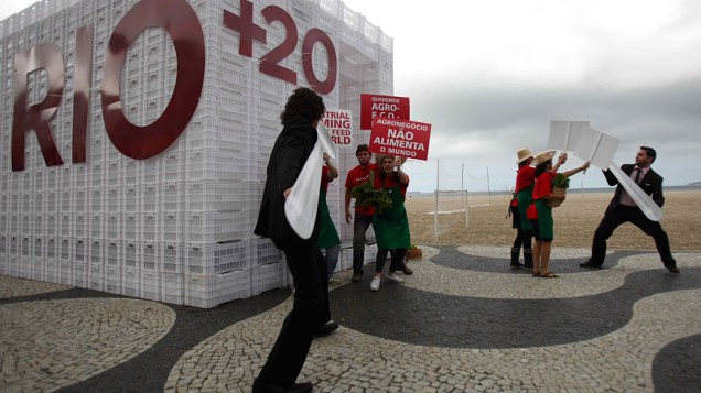 Ativistas realizam protestos na praia de Copacabana para pressionar os chefes de estado a incluir a agricultura sustentável no documento final da Rio+20