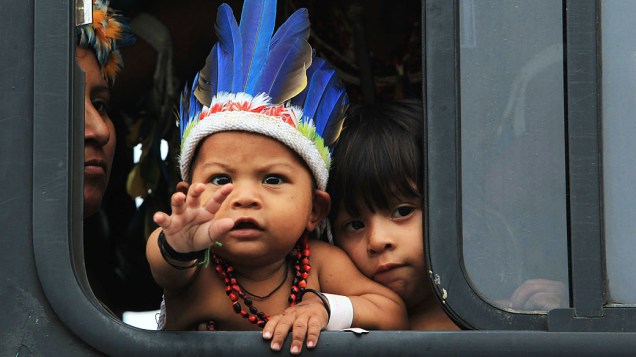 Indígenas de todo o mundo participam de marcha para entregar um documento com suas reivindicações ao governo brasileiro