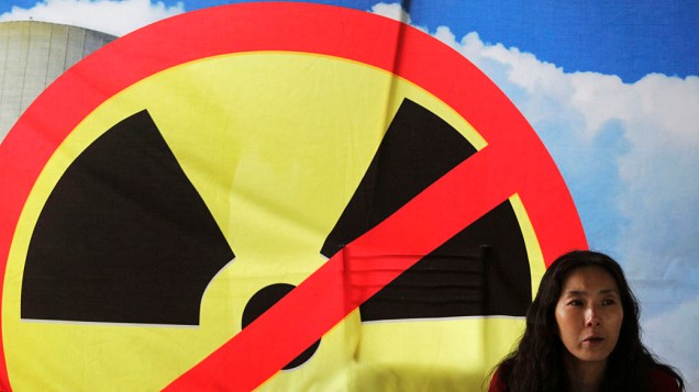 Ativista ambiental faz manifestação anti-nuclear na reunião de cúpula das Nações Unidas sobre Desenvolvimento Sustentável, Rio +20