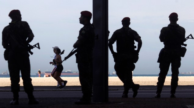 Soldados patrulham a praia de Copacabana nos preparativos da Rio+20