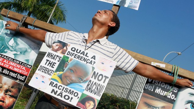 Na Barra da Tijuca, homem faz manifestação durante a Rio+20