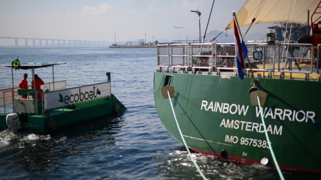 Navio do Greenpeace durante a Rio+20, no Rio de Janeiro