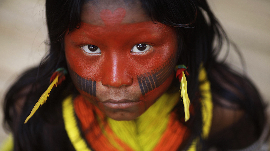 Criança da tribo Kayapó, na primeira reunião realizada pelos índios de todo o mundo, na aldeia Kari-Oca. Indígenas apresentarão propostas estratégicas na Rio+20