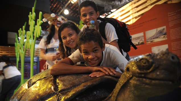 Alunos de várias escolas do país visitam a Expo Brasil Sustentável, exposição montada no cais do Porto do Rio de Janeiro