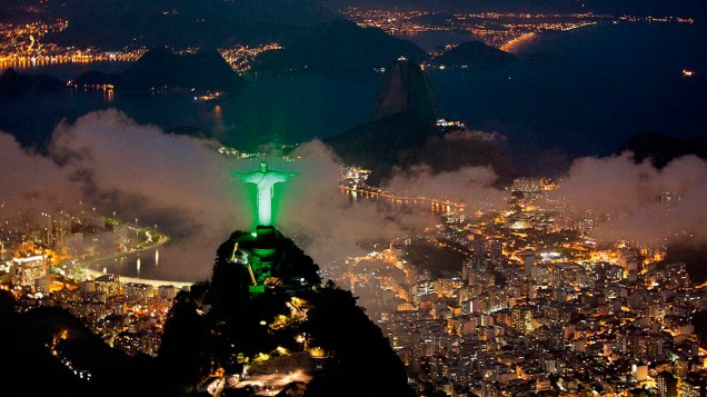 Cristo Redentor é iluminado de verde durante Rio+20