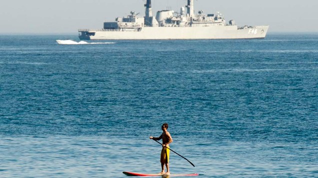 Fragata da Marinha brasileira destaca-se na baía de Guanabara