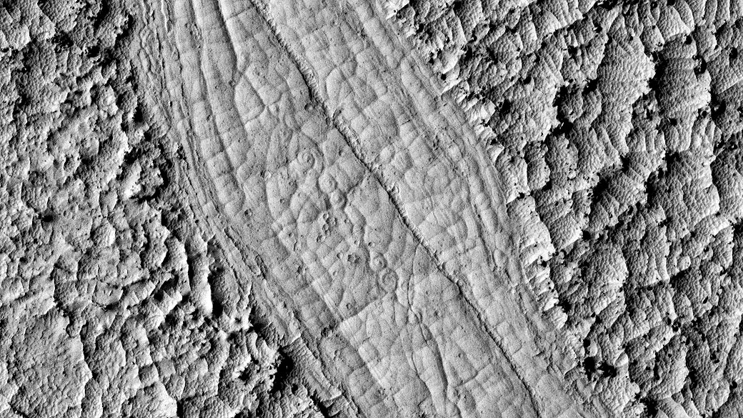 Imagem indica que rios de lava esculpiram vales em Marte