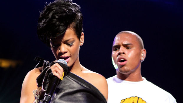 A cantora Rihanna com o então namorado Chris Brown, em 2009
