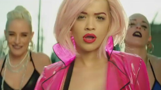 Rita Ora em cena de seu clipe I Will Never Let You Down