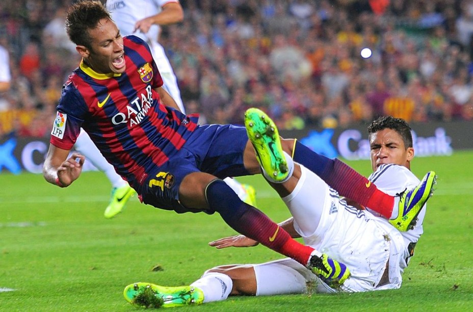 Neymar recebe falta dura de Varane em seu primeiro clássico, em 2013