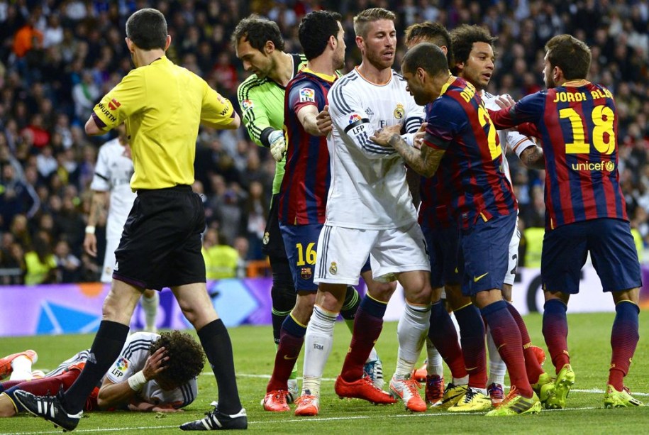 Jogadores discutem no clássico vencido pelo Barcelona por 4 a 3 no Santiago Bernabéu, em 2014