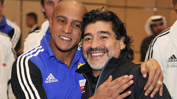 Roberto Carlos visitou Maradona (à dir.) em Dubai